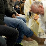 Il papa lava i piedi indossando la stola diaconale